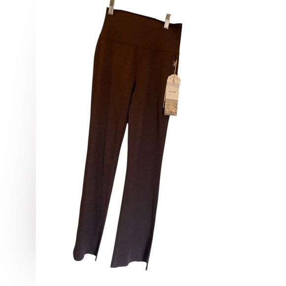 Vuori | Pants & Jumpsuits | Nwt Vuori Halo Slim Flare Pants Java ...